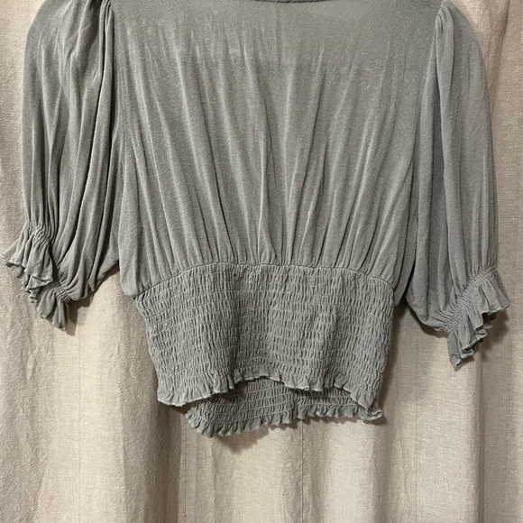 🤍 Sage Smocked Top - Picture 3 of 4